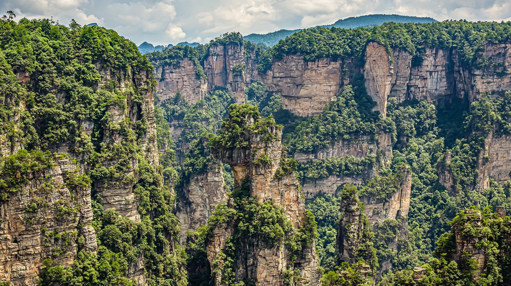 Zhangzjiejie Mountains Century Cruises Full Image