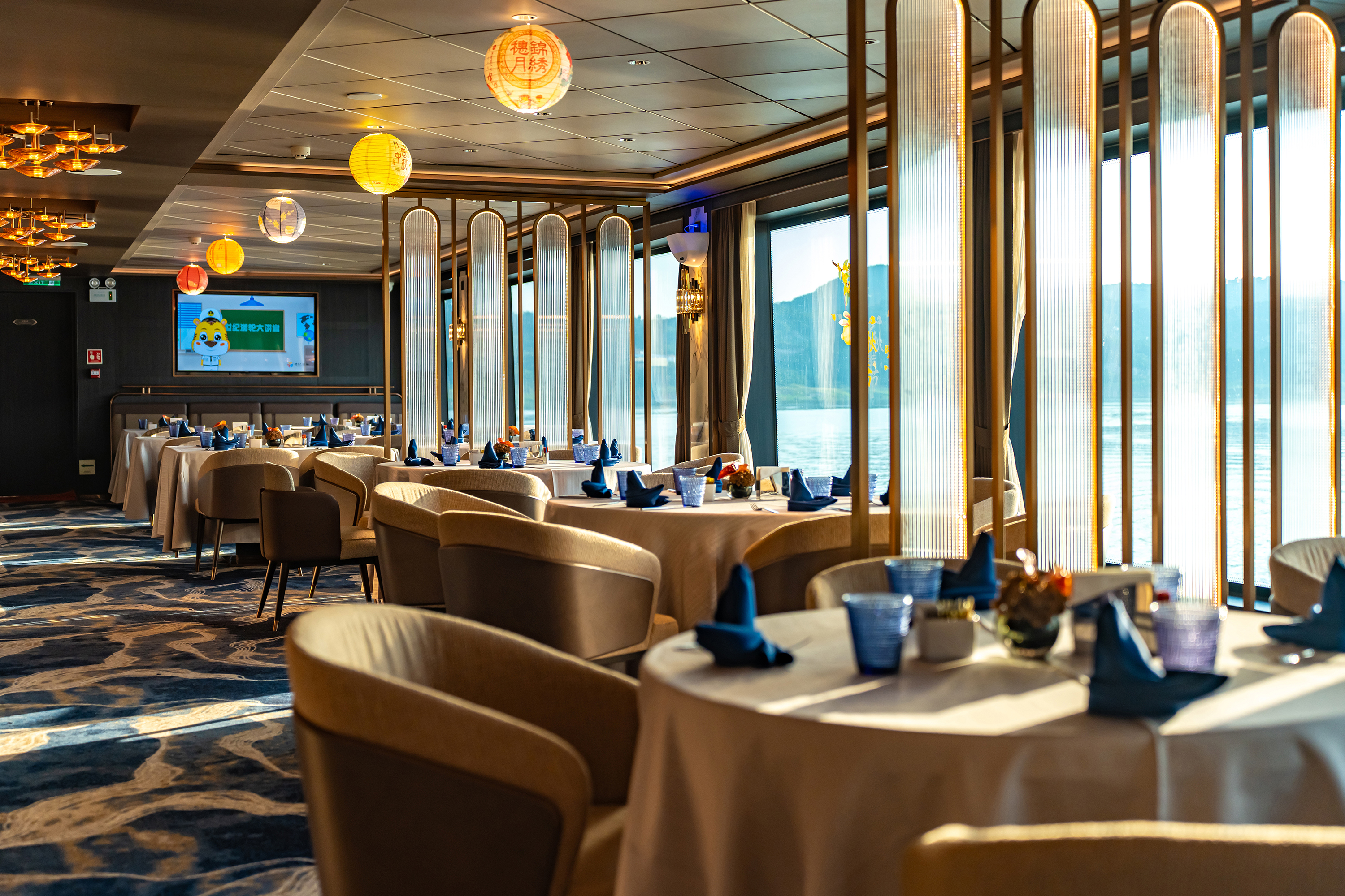 bar and restaurants Century Cruises